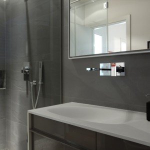 12-interior-design-miniappartamento-cristal-shower-corian