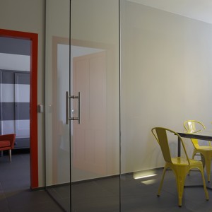 GLASS_WALL_OFFICE_COLORS_DECORATION