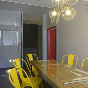 MEETINGROOM_YELLOW_OLDDOOR_DESIGN