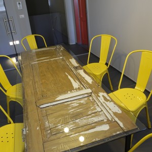 MEETING_ROOM_YELLOW_DESIGN_CONTRACT